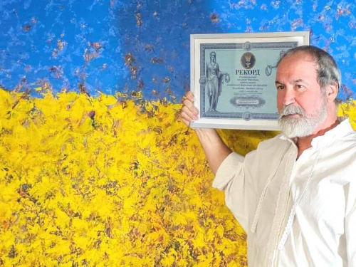 Найбільший український прапор на полотні: новий національний рекорд створив художник з Дніпра