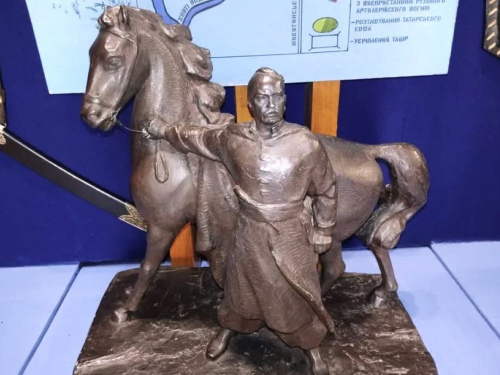 В музеї Жовтих Вод зберігається унікальний близнюк відомого пам’ятника козаку Рогу - що відомо