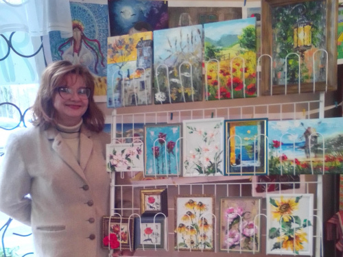 «Життя у кольорі» заради Перемоги: у бібліотеці Кам&#039;янського відкрилася благодійна виставка, яка збирає кошти для ЗСУ