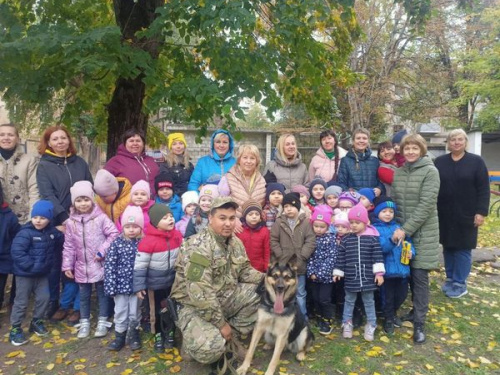 Поліцейський Кам'янського познайомив школярів із чотирилапою помічницею - фото