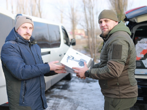 Метінвест передав бійцям протиповітряної оборони партію квадрокоптерів та металошукачі