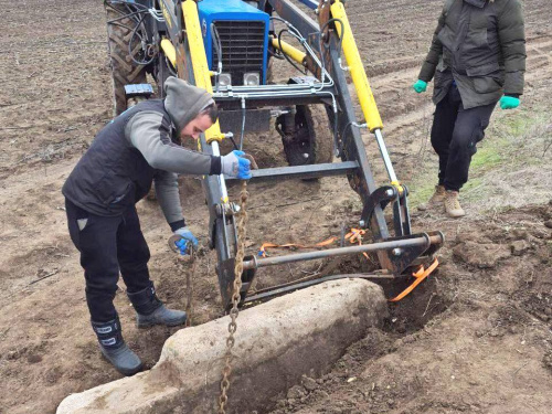Спадщина тисячоліть у полі: на Дніпропетровщині випадково знайшли унікальну кам’яну стелу