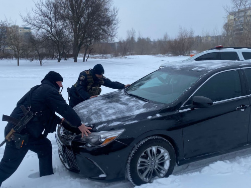 Звільняють зі снігової пастки та буксирують - поліцейські допомагають кам'янчанам