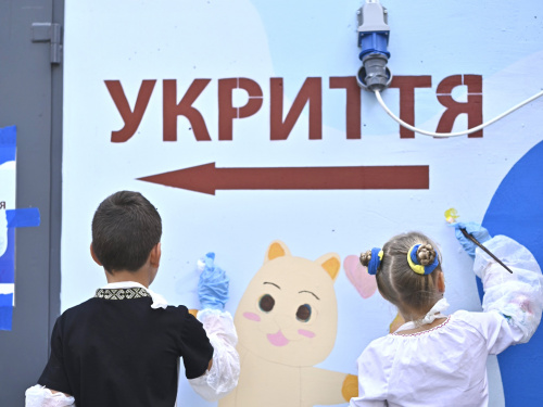 Безпечний простір та творчість: у Камʼянському районі діти розмалювали укриття та отримали підтримку