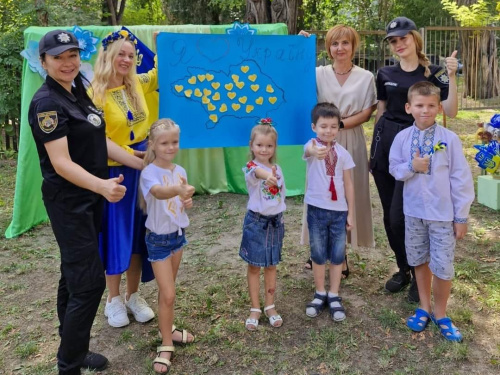 Кам'янські поліцейські та діти до свята створили карту єдності