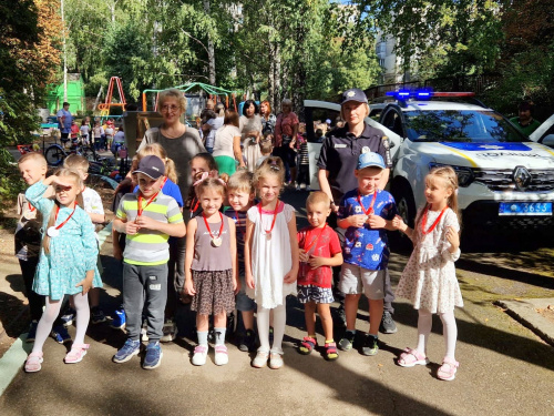 Поліцейські Кам'янського району через гру розповіли дошколятам правила дорожнього руху