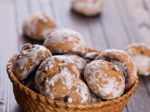 Спробуйте ароматні медові пряники з глазур’ю — класичний зимовий десерт, що наповнить дім святковим ароматом