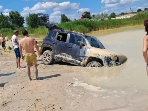 У Кам’янському районі джип провалився у пісок на пляжі - подробиці