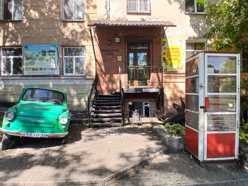 Назад у майбутнє по-кам’янськи: у місті куточок часу з авто і телефонною будкою приваблює перехожих