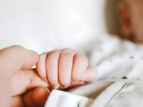 Діти війни: як стрес і обстріли змінюють статистику пологових будинків Дніпропетровщини