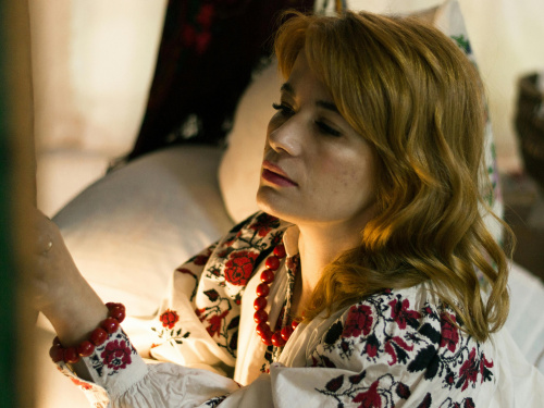 Хустки як мистецтво: художниця з Дніпропетровщини створює унікальні авторські аксесуари