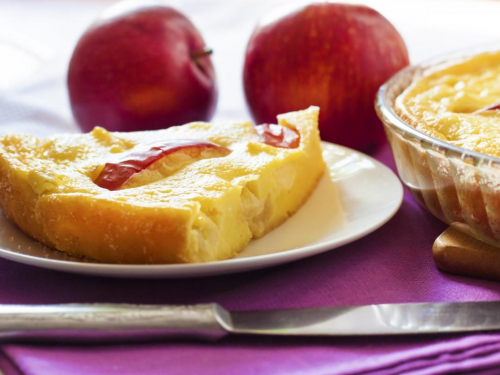 Приготуйте ніжну сирну запіканку з яблуками — солодкий сніданок або десерт