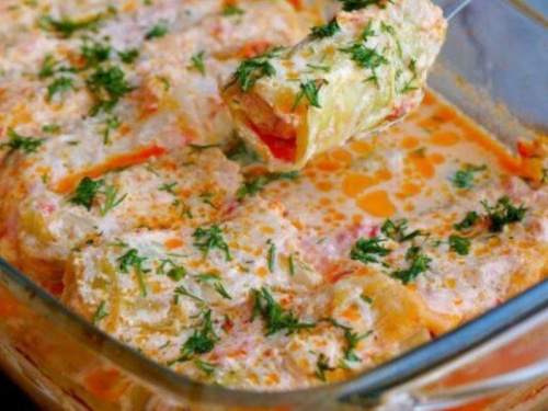 Спробуйте соковиті голубці в томатно-сметанному соусі — класика, від якої неможливо відмовитися