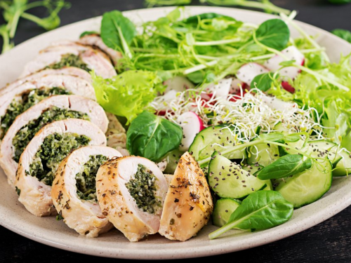 Приготуйте ніжний курячий рулет з сиром та шпинатом — святкова страва на кожен день