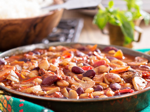 Зваріть поживне рагу з консервованої квасолі та рису — гаряче й ситне з гуманітарного набору