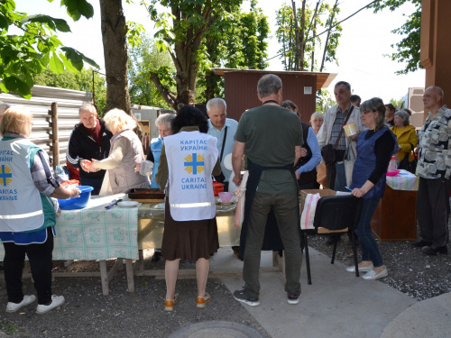 В Кам'янському волонтери відновили надання благодійних обідів людям у потребі