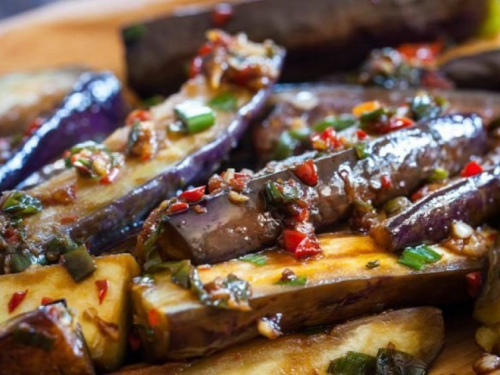 Спробуйте хрусткі баклажани по-китайськи в солодко-гострому соусі — ресторанний смак за 20 хвилин