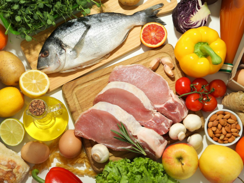 Відкритий холодильник з продуктами під час відключення електроенергії