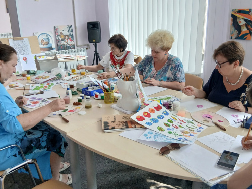 У Кам'янському жінки опановували новий секрет петриківського розпису та продовжили готуватися до першої авторської виставки