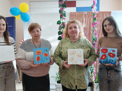У Кам’янському жінки з Маріуполя помахом пензля оживили рельєфні маки на своїх полотнах 