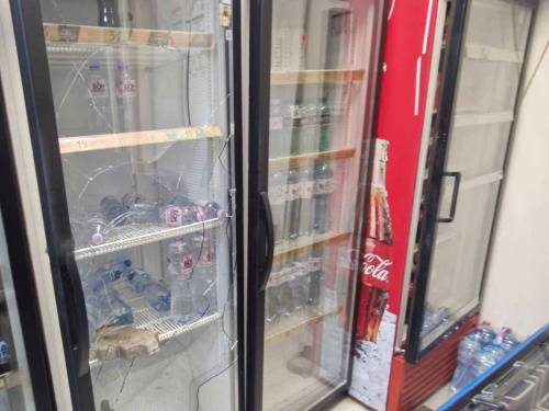 Цегла, пиво та цигарки: у Кам’янському вночі розтрощили торгові точки