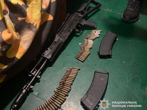Автомат Калашникова, гранати та сотні патронів: мешканець Кам’янського району мав нелегальний арсенал