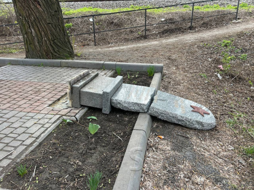 У Кам’янському вандали понівечили пам'ятник невідомому солдату - комуналники обіцяють швидко його відновити 