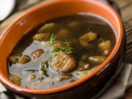 Спробуйте насичену юшку з білих грибів з часниковими грінками — зігріваючий зимовий суп