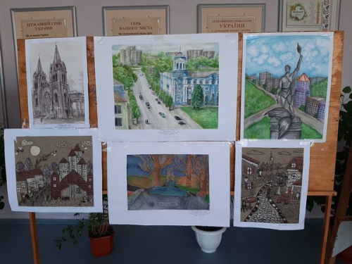Учні школи мистецтв вразили роботами на виставці "Моє рідне Кам'янське"
