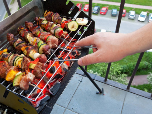 Шашлик за 4500 грн: штрафи для любителів смажити м'яско на балконі та у лісі 