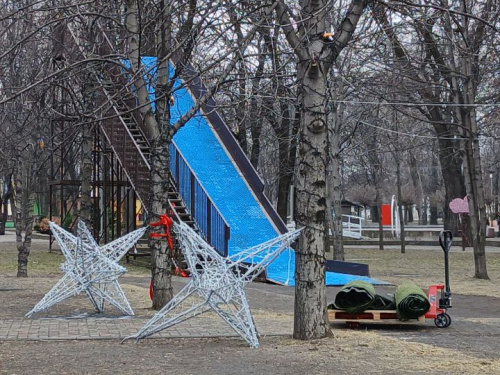Центральний парк Кам’янського готується до весни: прощання з зимовими локаціями