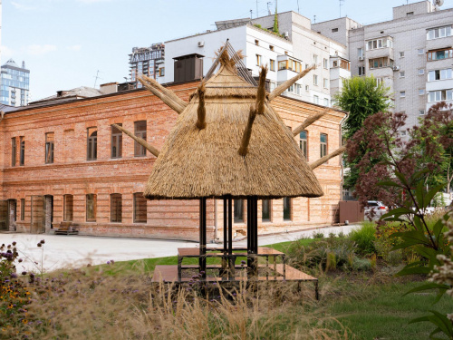 Солом’яний символ війни: на Дніпропетровщині з’явилася інсталяція, що поєднує захист і вразливість