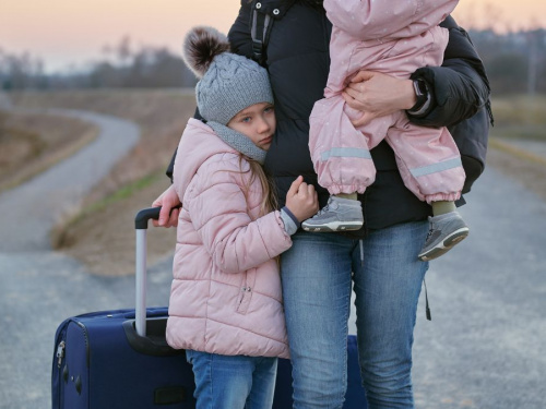Виплати 3000 грн дітям ВПО: чому уряд затримує постанову та що з фінансуванням