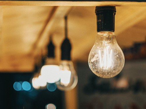 У Кам'янському у п'ятницю, 24 квітня, десятки будинків через ремонт залишаться без світла: графік від ДТЕК