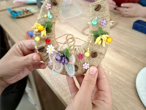 Оберіг на щастя: у Кам’янському жінки з Маріуполя створили підкови-талісмани