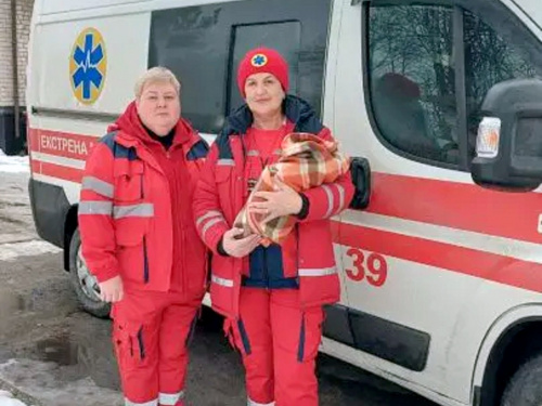 Медики швидкої Кам’янського допомогли в незвичайних умовах з’явитися на світ двом хлопчикам - подробиці