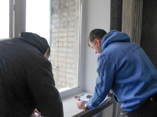 У П’ятихатках відновлюють житло після атаки ворога: допомагає Карітас Кам’янське