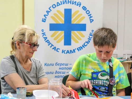 Не самі у біді: у Кам’янському запустили проєкт підтримки родин «Добрий сусід»