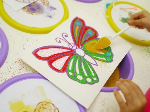 Казкове мистецтво: у Кам&#039;янському діти створювали кольорові картини під час пісочної арт-терапії