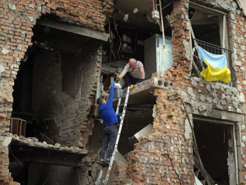 Зруйнований бойовими діями житловий будинок в українському місті