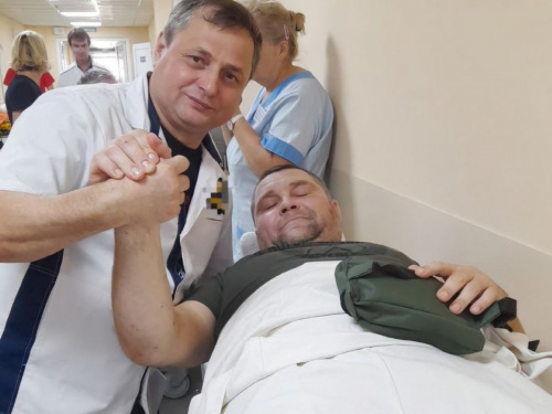 Пережив пекло Бахмута та втратив ноги: ветеран з Дніпропетровщини щодня рятує поранених бійців