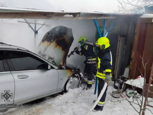 Під Кам’янським згорів Mercedes - подробиці