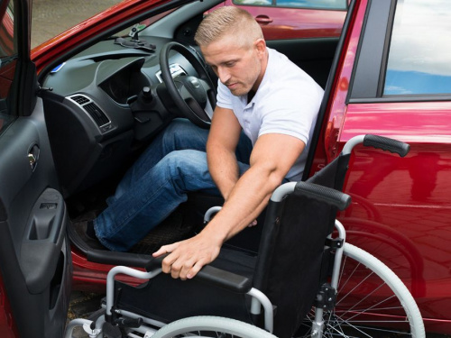 Підтримка мобільності: як людям з інвалідністю отримати 50 000 грн на переобладнання авто