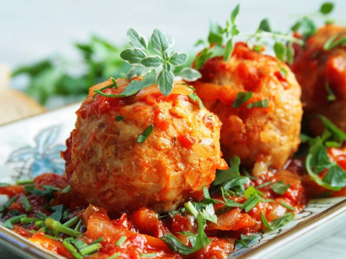 Зробіть ліниві голубці з фаршем і капустою — ситна домашня класика за півгодини