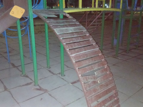У Кам'янському вандали нівечать дитячі майданчики: зламано гірку в одному з парків