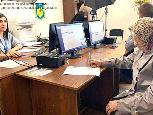 Сторічна мешканка Дніпропетровщини вперше отримала закордонний паспорт: куди вирушає бабуся