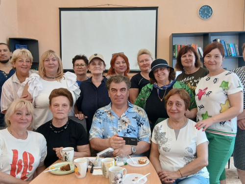  З чаєм та без вікових обмежень: як у бібліотеці на Шевченка навчали англійської мови