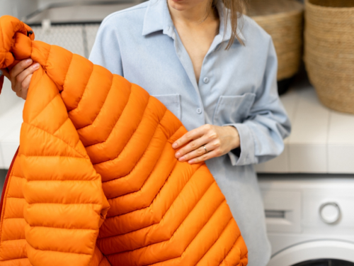 Хімчистка вдома: як випрати пуховик у пральній машині, щоб він не збився, і правильно сховати його до зими