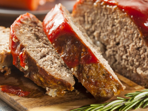 Без хімії та духовки: корисна домашня ковбаса за 60 хвилин