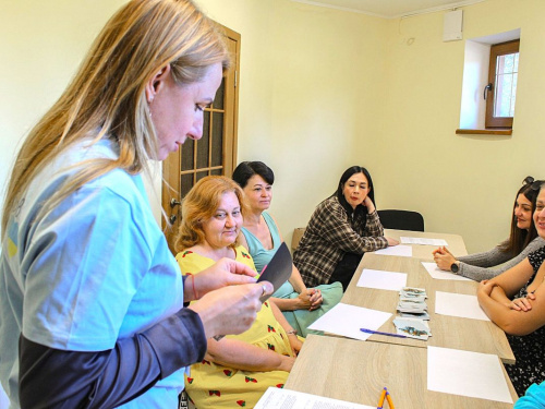 У Кам'янському батьків дітей та молоді з інвалідністю запросили на психоемоційний тренінг